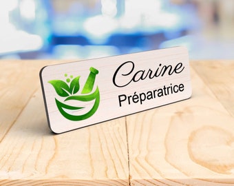 Badge en Bois et Couleur Personnalisé pour Préparatrice en Pharmacie - Élégant et Unique