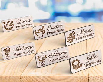 Badge Personnalisé en Bois pour Pharmacien, Préparateur, Élève, Réceptionniste, ou Conseillère