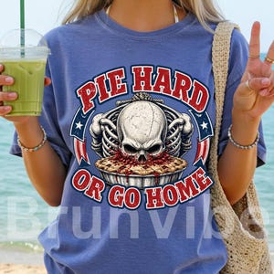 „Pie Hard or Go Home“ – Lustiges Skelett-Shirt-Design zum 4. Juli (patriotisch) – Sublimationsdruck (DTF) – Digitaler Download