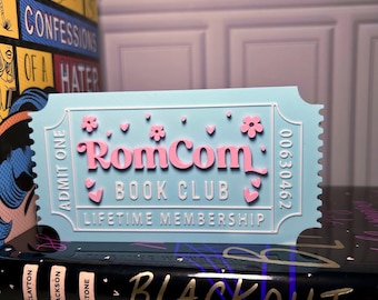 Znak na bilet do klubu książki „Rom-Com”: drukowana w 3D dekoracja półki na książki