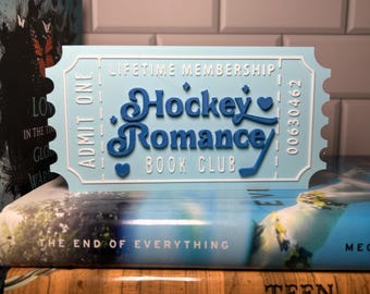 Znak klubu książki „Romans hokejowy” drukowany w 3D: dekoracja kącika książkowego w stylu biletu