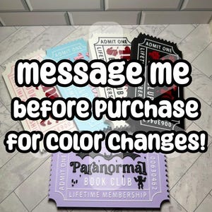 Może przedstawiać: Kolekcja kolorowych bilet&oacute;w z napisem "napisz do mnie przed zakupem w celu zmiany koloru!" Bilety są w r&oacute;żnych kolorach, w tym r&oacute;żowym, niebieskim i czarnym. Jeden z bilet&oacute;w głosi "Paranormal Book Club".