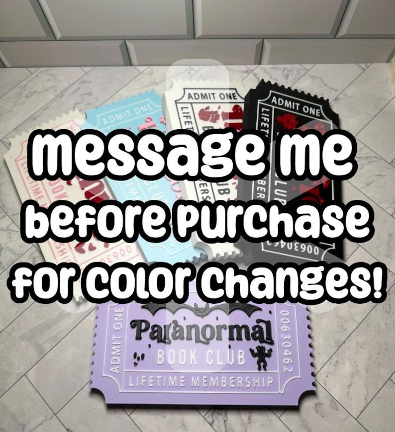 Może przedstawiać: Kolekcja kolorowych bilet&oacute;w z napisem "napisz do mnie przed zakupem w celu zmiany koloru!" Bilety są w r&oacute;żnych kolorach, w tym r&oacute;żowym, niebieskim i czarnym. Jeden z bilet&oacute;w głosi "Paranormal Book Club".