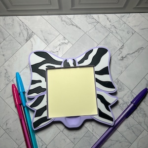 Soporte para notas adhesivas impreso en 3D con lazo estampado de cebra morada