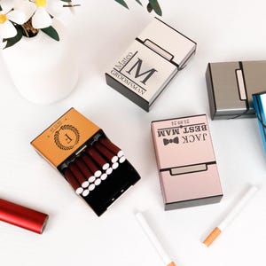 Portasigarette magnetico inciso personalizzato - Elegante portasigarette in alluminio con parte superiore ribaltabile, contiene 20 sigarette, regalo personalizzato per la festa del papà