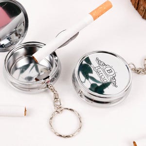Cenicero pequeño portátil personalizado con nombre grabado: mini cenicero perfecto para exteriores: gran regalo para hombres, regalo del Día del Padre
