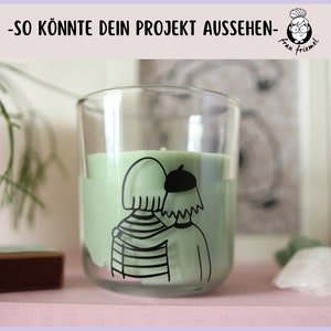 May include: A green glass candle jar with a black and white illustration of two people hugging. The text "SO KÖNNTE DEIN PROJEKT AUSSEHEN" is printed on the top of the image.