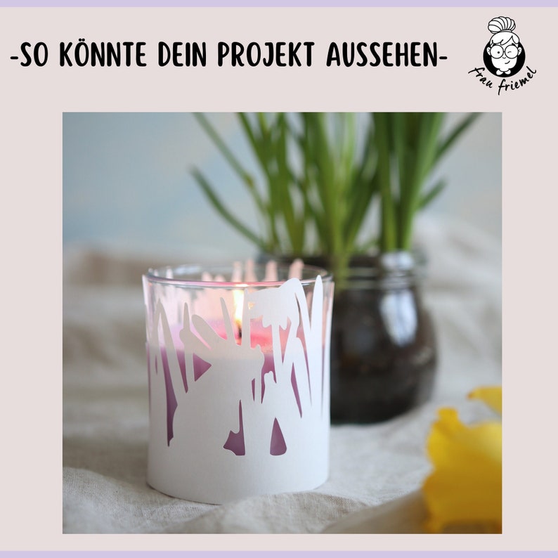 Pu&ograve; includere: Un portacandele bianco con un design floreale, la candela &egrave; accesa e il portacandele &egrave; su una superficie bianca. Il testo "So k&ouml;nnte dein Projekt aussehen" &egrave; visibile nell'immagine.