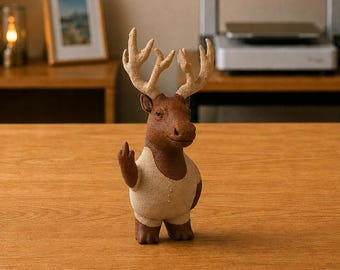 Figura de alce impresa en 3D: Estatua de escritorio con temática de bosque y un toque sarcástico, ideal como regalo de broma para un compañero de trabajo.