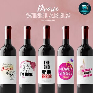 Op de afbeelding: Een verzameling van vijf wijnflessen met etiketten met scheidingsthema's. De etiketten bevatten teksten als "Divorce It", "I'm Done" en "The End of an Error", samen met illustraties van een vrouw, ringen en een wijnvlek.