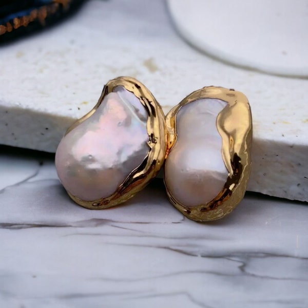 Boucles d'oreilles. Boucles d'oreilles vintage. Boucles d'oreilles en perles blanches. Style baroque
