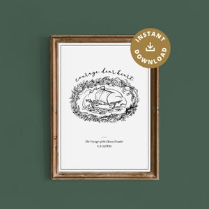 Könnte beinhalten: Schwarz-weiß druckbarer Kunstdruck mit einem Zitat aus "Die Reise auf der Morgenröte" von C.S. Lewis. Das Zitat lautet "Mut, liebes Herz." Der Druck zeigt ein Schiff, das durch einen Kranz aus Meeresleben segelt.