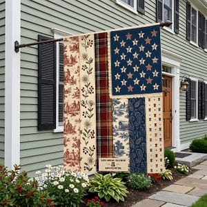Könnte beinhalten: Eine dekorative amerikanische Flagge aus verschiedenen Stoffmustern, darunter Toile, Blumenmuster, Karomuster, Paisley und Sterne. Die Flagge wird vor einem Haus ausgestellt und zeigt ein einzigartiges, patriotisches Design. Die Flagge enthält den Text "CLASSIC AMERICANA COLLECTION 301 QUILT STYLE PATTERN."