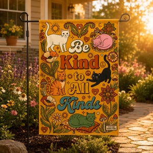 Könnte beinhalten: Eine gelbe Gartenflagge mit dem Text "Be Kind to All Kinds" und Illustrationen von Katzen, Blumen und Pilzen. Die Flagge hat ein Retro-Design mit einem Friedenszeichen.