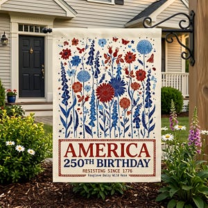 Può includere: Una bandiera da giardino color crema con un design floreale rosso e blu, che celebra il 250° compleanno dell'America. La bandiera presenta il testo "AMERICA 250TH BIRTHDAY" e "RESISTING SINCE 1776".