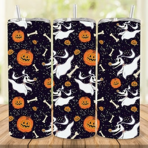 Puede incluir: Tres vasos de acero inoxidable con un diseño de temática de Halloween. Los vasos presentan un patrón repetitivo de Jack Skellington de Pesadilla antes de Navidad, calabazas y huesos sobre un fondo azul oscuro.