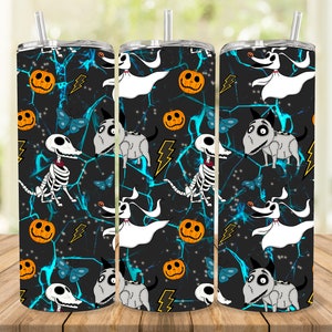 Puede incluir: Tres vasos de acero inoxidable con fondo negro y azul que presentan un patrón repetido de un fantasma, un perro esqueleto, un perro cosido y una calabaza de Halloween.