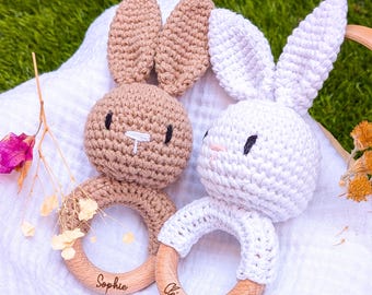 Hochet bébé personnalisé, hochet lapin au crochet , cadeau de naissance unique, hochet bois gravé avec prénom