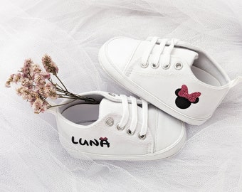 Baskets bébé fille personnalisées - chaussures personnalisées avec prénom et tête de Minnie.