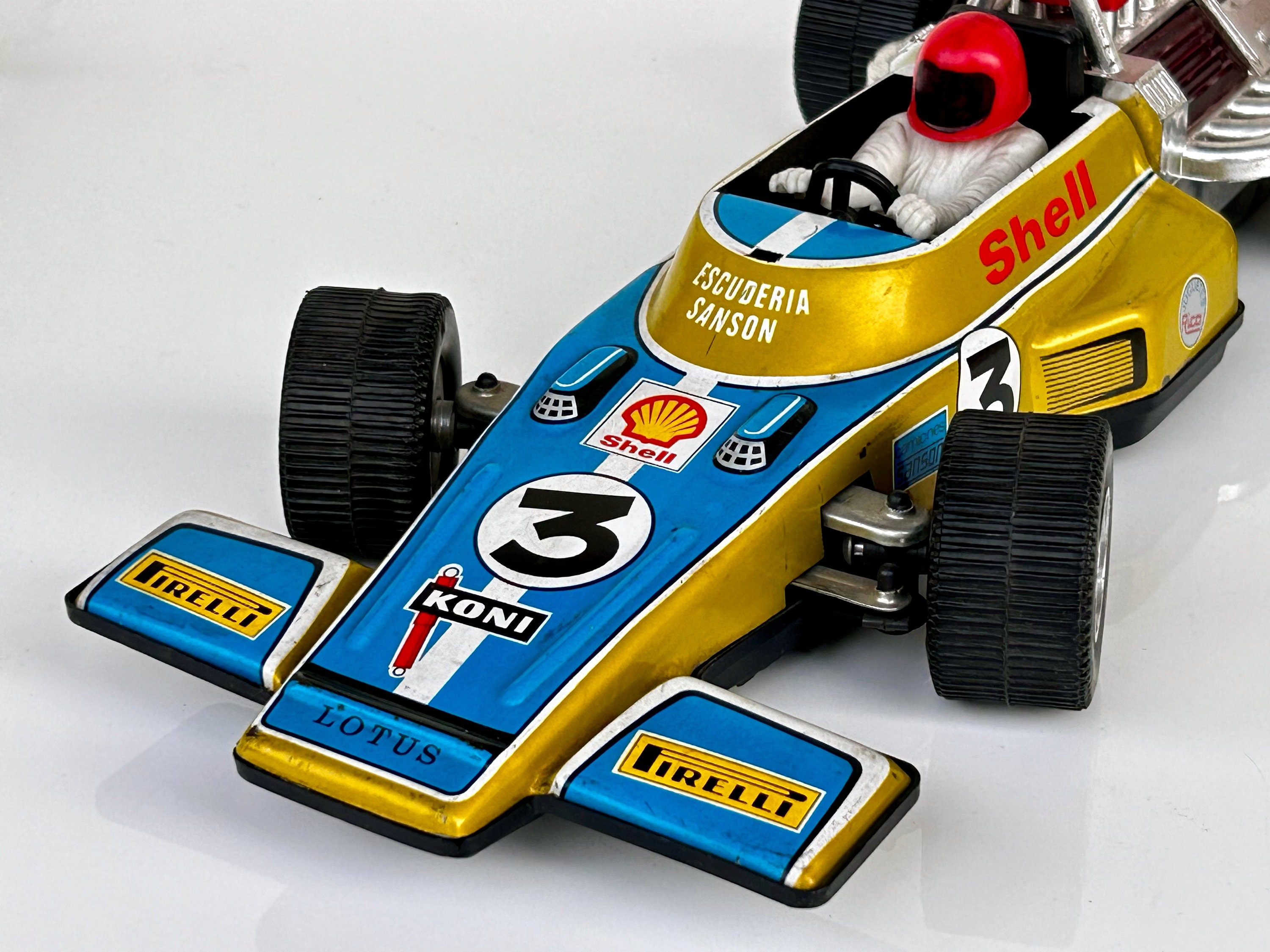 Auto da corsa Lotus F1 in latta con telecomando cablato. Misura