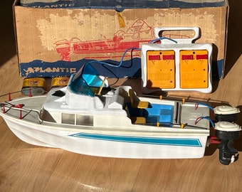 Alte Spielzeugyacht mit batteriebetriebener Kabelsteuerung. Boot vom Atlantic-Modell Motoscafo BORA aus den 60er Jahren mit Ursprung in Italien und zwei Außenbordmotoren
