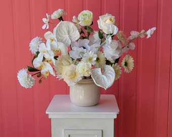 Ramo de flores artificiales, composición floral blanca, ramo de flores falsas, centro de mesa de boda minimalista y elegante.