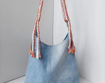 Handgemaakte schoudertas van gerecycled denim: milieuvriendelijke crossbodytas met gehaakt veelkleurig bandje