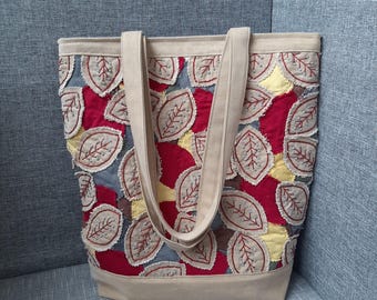 Borsa tote in denim riciclato beige con applicazioni e ricami: borsa della spesa ecologica fatta a mano