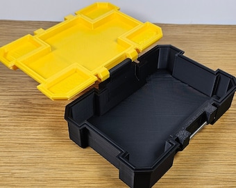 Può includere: Una scatola di contenimento in plastica nera con un coperchio giallo. Il coperchio ha più scomparti per organizzare piccoli oggetti.