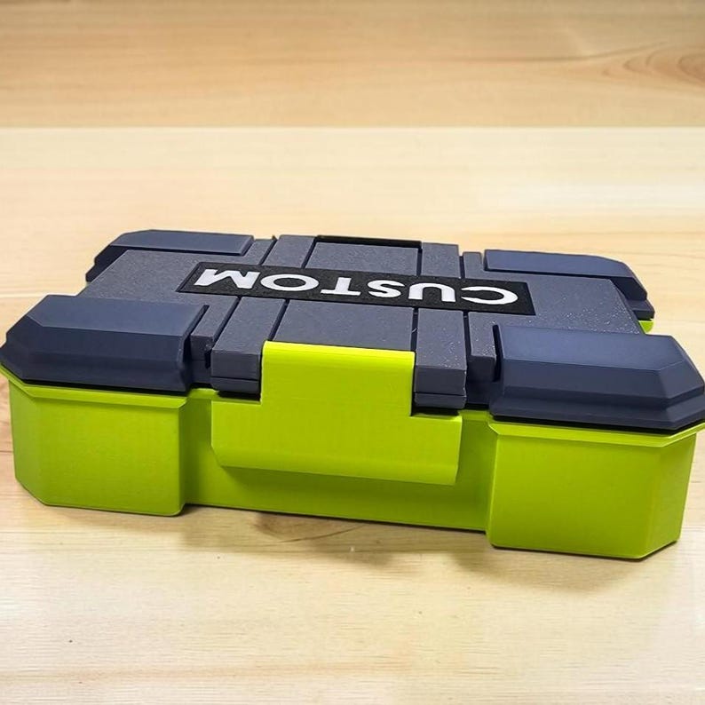 Peut inclure: Bo&icirc;te de rangement en plastique vert citron et gris. Le couvercle gris porte le mot "CUSTOM" en blanc. La base est vert citron, avec un loquet vert vif. Id&eacute;al pour le rangement.