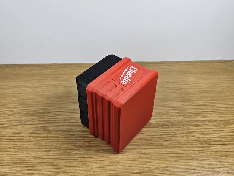 以下が含まれることがあります： 側面に「Chargelife」と印刷された赤と黒のバッテリー充電器