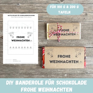 Könnte beinhalten: Eine DIY-Schokoladenriegelverpackung mit dem Text "Frohe Weihnachten" und Weihnachtsschmuck. Das Bild enthält eine Vorlage und verpackte Schokoriegel. Die Vorlage ist für 100g Schokoriegel mit den Maßen 7,5 cm x 15,5 cm.