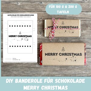 Peut inclure: Un modèle de bricolage pour emballer des barres chocolatées de Noël et deux barres chocolatées emballées. Les emballages sont bruns avec le texte "MERRY CHRISTMAS" et un motif de sapin de Noël. Une barre est attachée avec de la ficelle rouge et blanche.