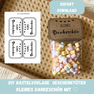 Op de afbeelding: Printbare DIY-geschenktas-sjabloon met een zwart-wit ontwerp met de tekst "Kleines Dankeschön" (kleine dankjewel) met een reeks hartjes. De sjabloon is 10 cm breed en kan worden gebruikt om kleine geschenktasjes te maken voor kleine cadeautjes of bedankjes.