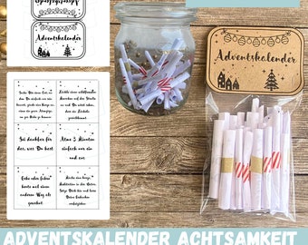 Op de afbeelding: Een bruin houten bord met de tekst "Adventskalender" in witte letters. Het bord is versierd met kleine witte sterren en een kerstboomgrafiek. Het bord is omgeven door een witte rand.