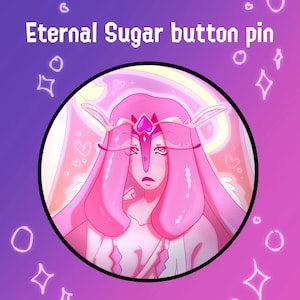 Op de afbeelding: Een knoopspeld met een roze anime-stijl karakter met lang roze haar, een juwelen kroon en een verdrietige uitdrukking. De speld staat tegen een paarse en roze gradiënt achtergrond met de tekst "Eternal Sugar button pin".
