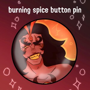 Op de afbeelding: Een ronde knoopsluiting met een cartoonfiguur met rode huid, zwart haar en een gele grijns. Het personage heeft een rood en geel vlamvormig ontwerp erachter. De tekst "burning spice button pin" staat boven de knoopsluiting.