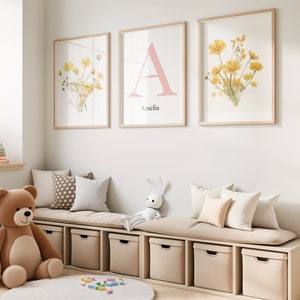Ramo de flores silvestres amarillas, impresión de nombre personalizado, regalo único con monograma, decoración de habitación para niña, regalo para recién nacido, arte con flores silvestres, regalo de Pascua