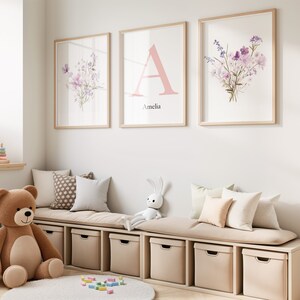 Obra de arte de acuarela con ramo de flores moradas e impresión de nombre personalizado, decoración para habitación de niñas, impresiones para sala de juegos, regalo de Pascua para niños.