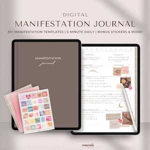 Può includere: Diario di manifestazione digitale con copertina marrone e la scritta "Manifestation Journal". Include modelli, suggerimenti giornalieri e adesivi. Un tablet mostra le pagine del diario con uno stilo. L'immagine mostra anche una pila di adesivi.