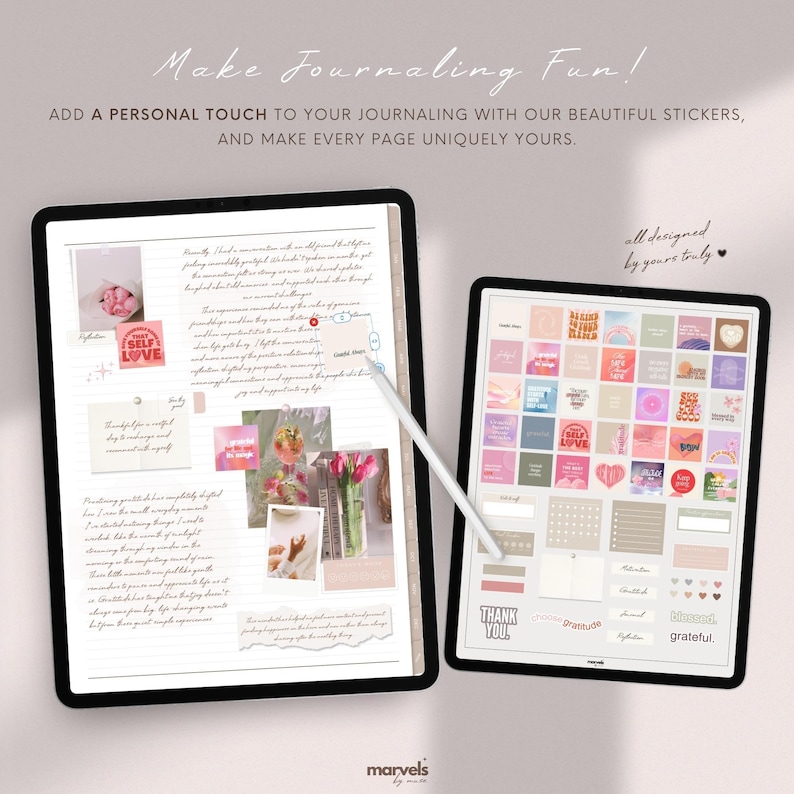 Op de afbeelding: Een digitale planner met een handgeschreven dagboekentry en een collage van foto's. Een apart digitaal blad toont een verscheidenheid aan kleurrijke stickers met zinnen als "Self Love", "Thank You" en "Grateful".