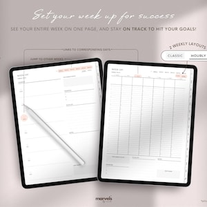 Puede incluir: Dos tabletas digitales que muestran dise&ntilde;os de planificadores semanales. Una tableta muestra un dise&ntilde;o cl&aacute;sico, la otra un dise&ntilde;o por horas. El texto dice "Set your week up for success" y "2 Weekly Layouts". Un l&aacute;piz &oacute;ptico descansa sobre la pantalla de dise&ntilde;o cl&aacute;sico.