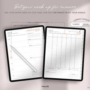 Pode incluir: Dois layouts de planejador digital em tablets. Um mostra um layout semanal cl&aacute;ssico, o outro um layout por hora. O texto diz "Set your week up for success" e "2 Weekly Layouts". Uma caneta est&aacute; no layout cl&aacute;ssico.