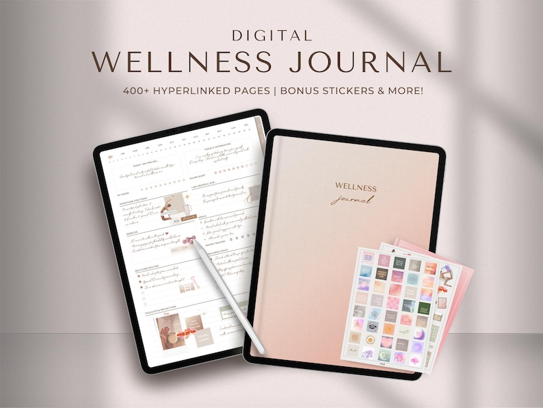 Pu&ograve; includere: Un diario digitale di benessere su un tablet con una copertina a sfumatura rosa e bianca. Il diario include oltre 400 pagine ipertestuali e adesivi bonus. Il testo "WELLNESS Journal" &egrave; sulla copertina.