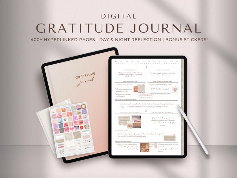 Op de afbeelding: Een digitaal dankbaarheidsdagboek op een tablet met een roze en witte gradi&euml;ntachtergrond. Het dagboek heeft meer dan 400 hyperlinks, dag- en nachtelijke reflectievragen en bonus stickers. De tekst "GRATITUDE journal" is in cursief op de omslag geschreven.