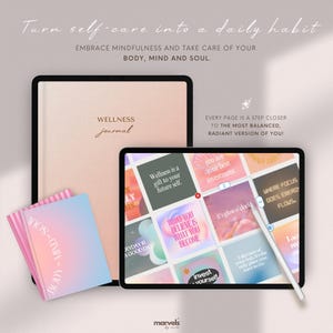 Pu&ograve; includere: Un diario di benessere rosa e bianco con il testo "Wellness journal" sulla copertina. Il diario &egrave; aperto a una pagina con un collage di citazioni e illustrazioni motivazionali. Le citazioni includono "Wellness is a gift to your future self", "What you believe is what you become", e "Invest yourself".