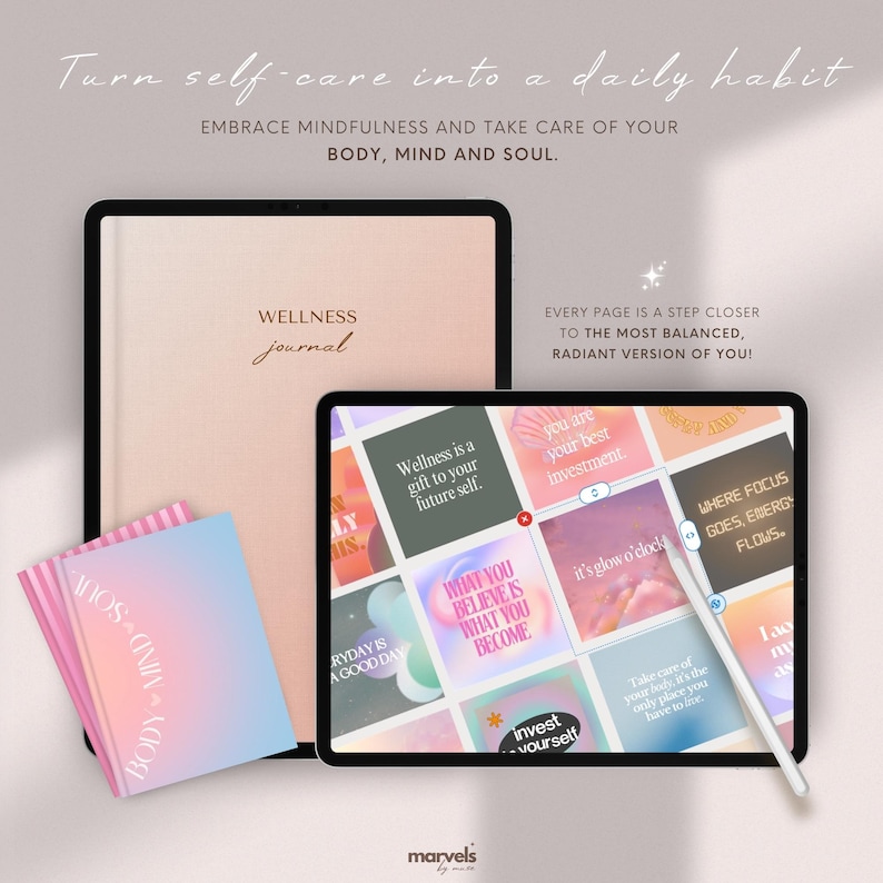 Pu&ograve; includere: Un diario di benessere rosa e bianco con il testo "Wellness journal" sulla copertina. Il diario &egrave; aperto a una pagina con un collage di citazioni e illustrazioni motivazionali. Le citazioni includono "Wellness is a gift to your future self", "What you believe is what you become", e "Invest yourself".