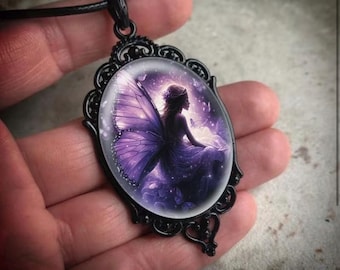 Collana con ciondolo in vetro scuro con ali viola gotiche