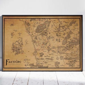 Op de afbeelding: Een ingelijste kaart van Faerûn, met gedetailleerde illustraties van geografische kenmerken. De kaart is in bruin- en beigetinten, met zwarte tekst en illustraties. Het woord "Faerûn" staat linksonder.