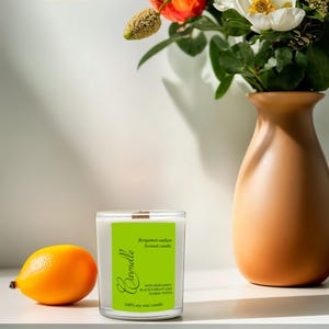 Natural soy wax scented wooden wick candle with bergamot and blackcurrant notes | Hand made candle | Scented candle in glass jar